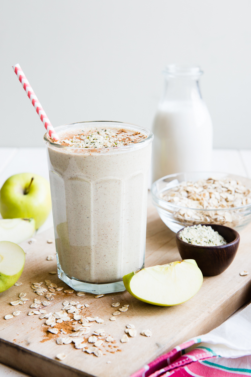 A breakfast smoothie with apples, oats, and spices