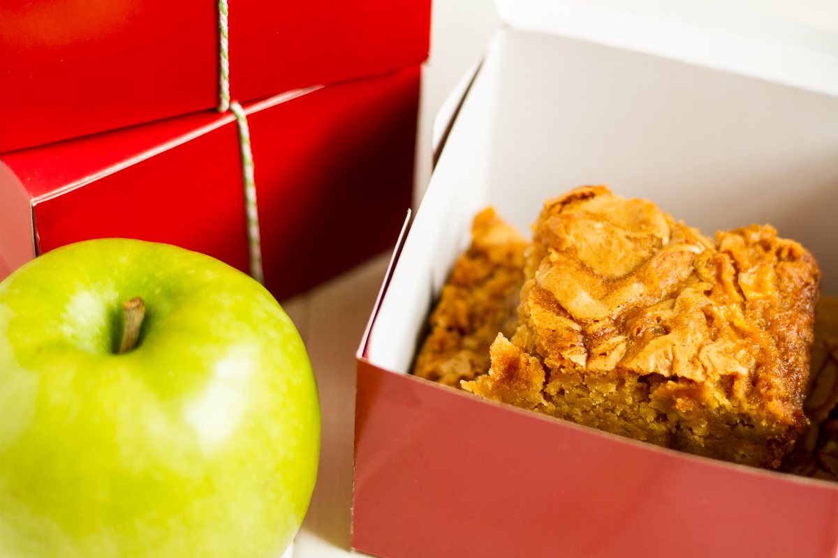 These caramel apple blondie bars are the perfect Fall treat! Buttery, sweet, and full of caramel apple goodness!