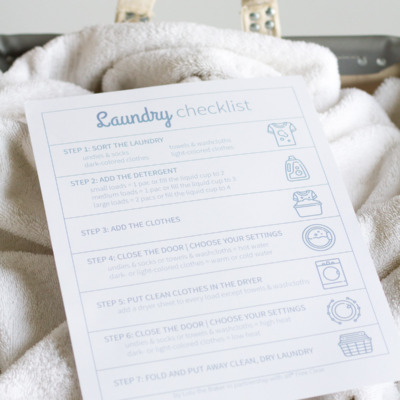 This free printable laundry checklist will help your kids learn how to help with the laundry.