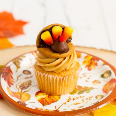 These turkey cookies also make great cupcake toppers and perfect place card holders! With all store-bought ingredients, they are an fast and easy, kid-friendly project.
