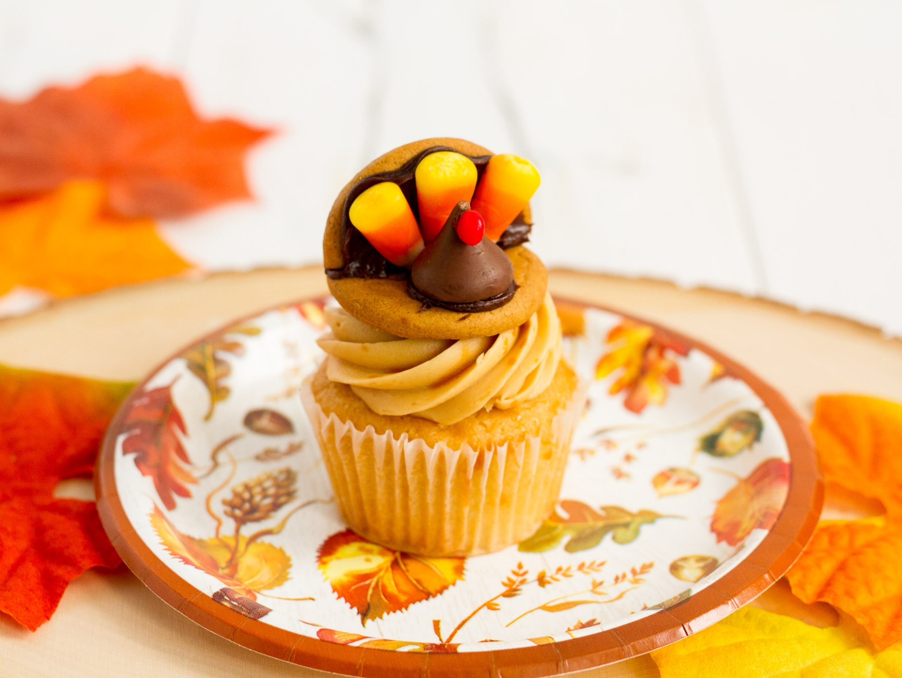 These turkey cookies also make great cupcake toppers and perfect place card holders! With all store-bought ingredients, they are an fast and easy, kid-friendly project.