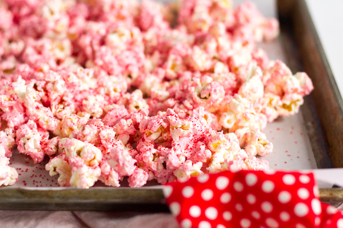 red hot white chocolate cinnamon popcorn with printable gift tag